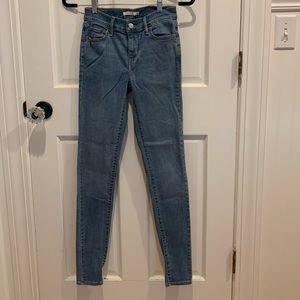 Levi skinny jeans Size 26 like new!